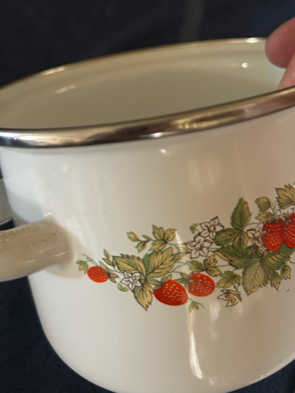 Small Enamel Pot With Lid White with Strawberry Print Kitchen Decorative - Picture 7 of 10